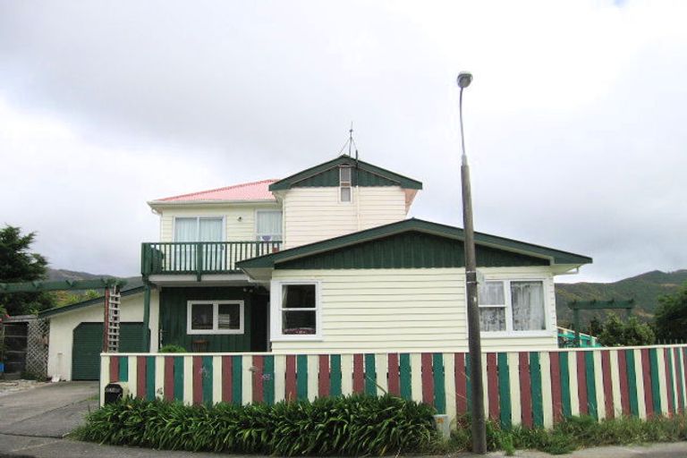 Photo of property in 12 Camrose Grove, Kingston, Wellington, 6021