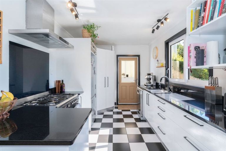 Photo of property in 11 Titoki Road, Raumati Beach, Paraparaumu, 5032