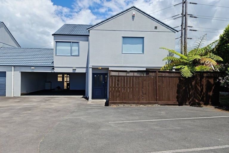 Photo of property in 1/35 Highgrove Lane, Totara Vale, Auckland, 0632