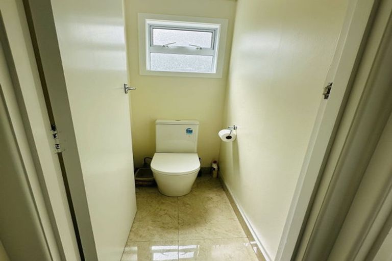 Photo of property in 22 Segedin Place, Glenfield, Auckland, 0629