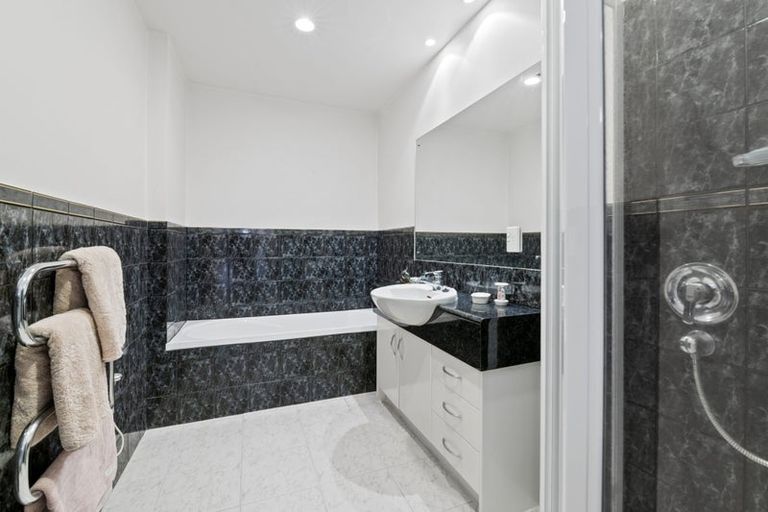 Photo of property in 2a/171 Hurstmere Road, Takapuna, Auckland, 0622