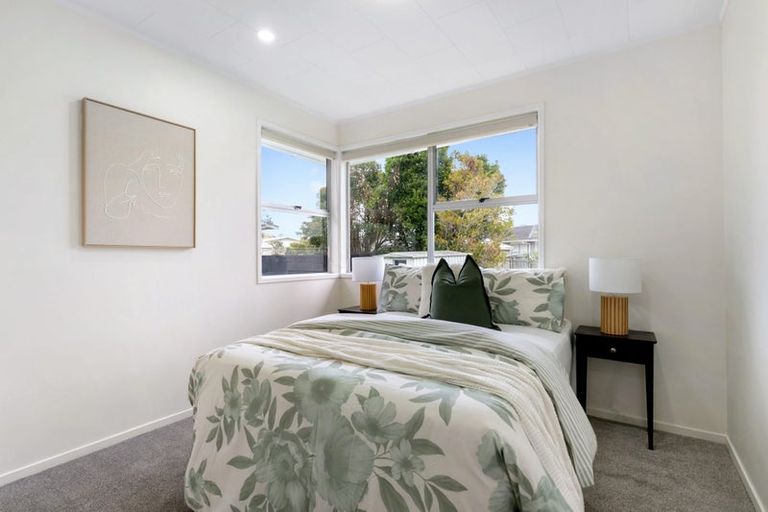 Photo of property in 17 Nan Place, Pakuranga Heights, Auckland, 2010