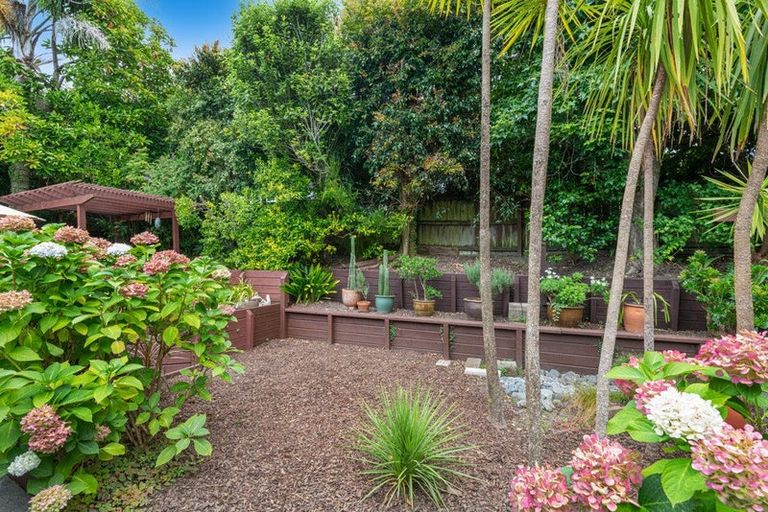 Photo of property in 32 Unsworth Drive, Unsworth Heights, Auckland, 0632