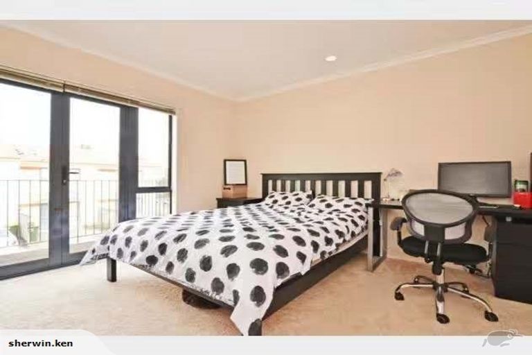 Photo of property in Tuscany Way, 1/3 Ambrico Place, New Lynn, Auckland, 0600