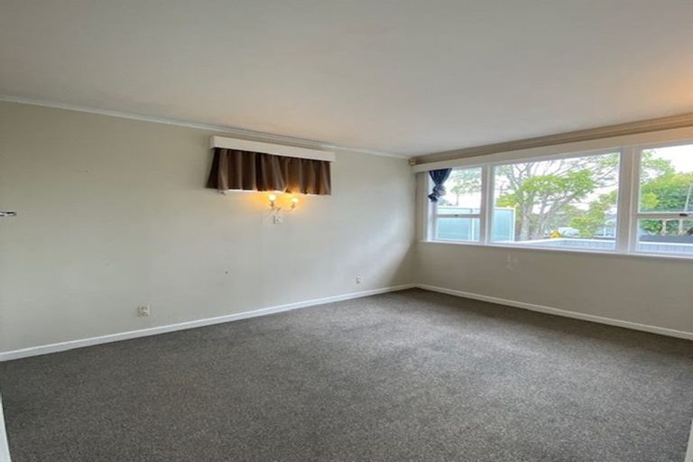 Photo of property in 27 Royal View Road, Te Atatu South, Auckland, 0610