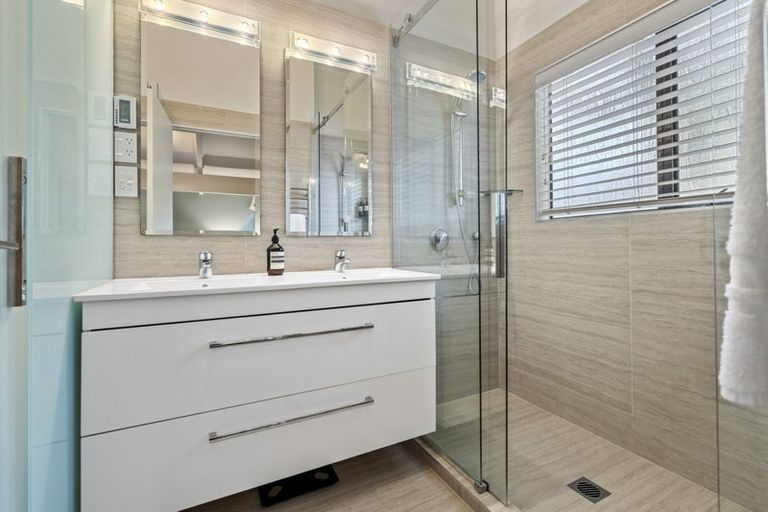 Photo of property in 2/27 Churchill Road, Murrays Bay, Auckland, 0630