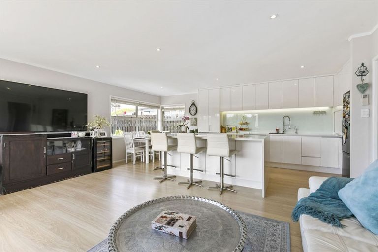 Photo of property in 1/11 Charles Dickens Drive, Mellons Bay, Auckland, 2014