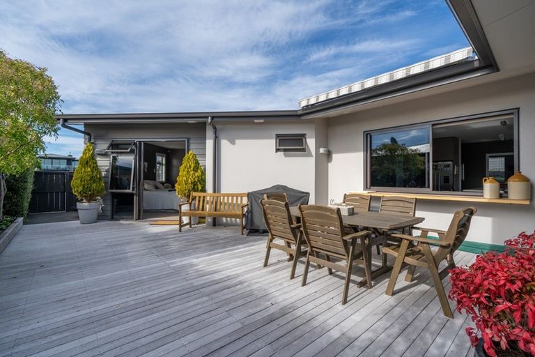 Photo of property in 27 Pukenamu Road, Rainbow Point, Taupo, 3330