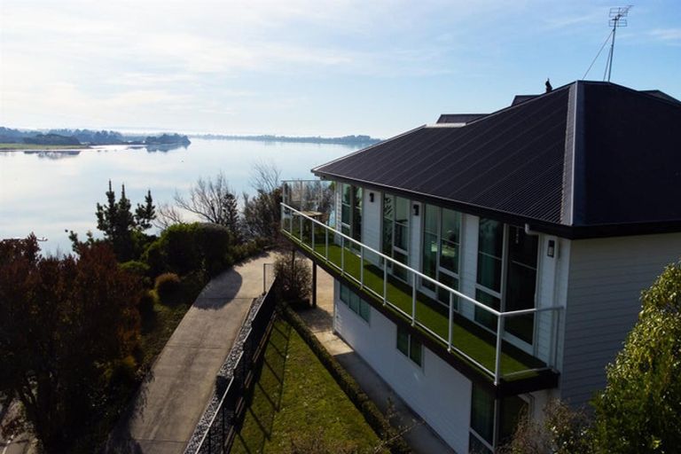 Photo of property in 19 The Brae, Mount Pleasant, Christchurch, 8081