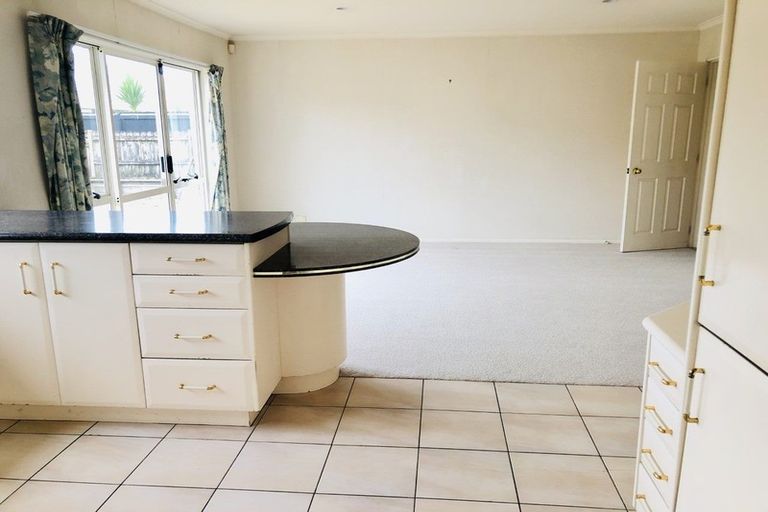 Photo of property in 1 Arrathorne Place, Northpark, Auckland, 2013