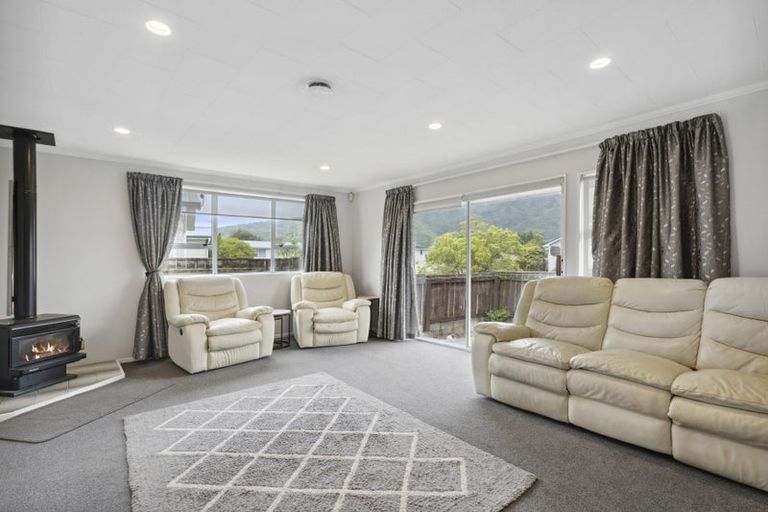 Photo of property in 18 Brightwater Crescent, Totara Park, Upper Hutt, 5018