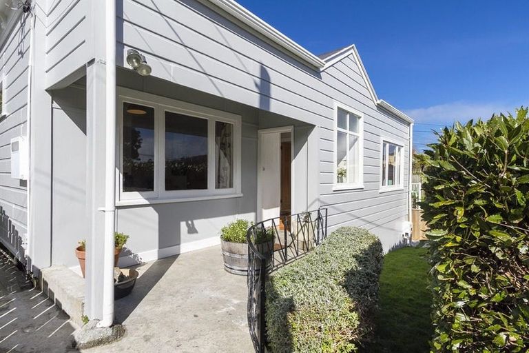 Photo of property in 16 Woburn Road, Northland, Wellington, 6012