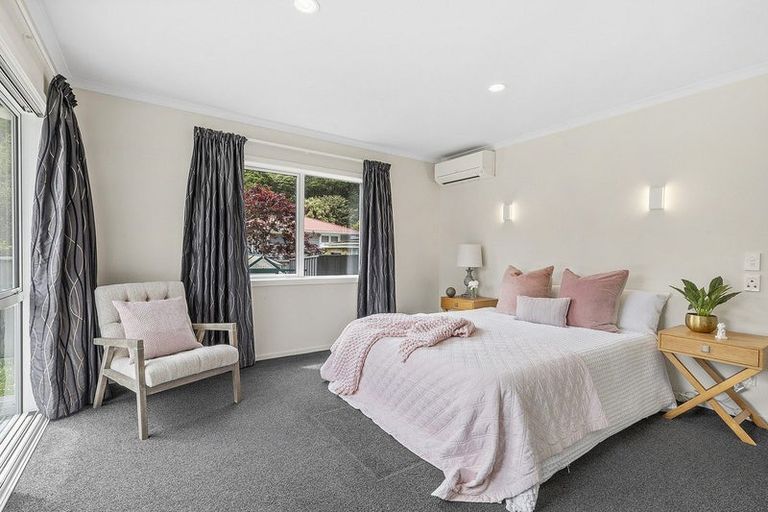 Photo of property in 60 Airlie Road, Plimmerton, Porirua, 5026