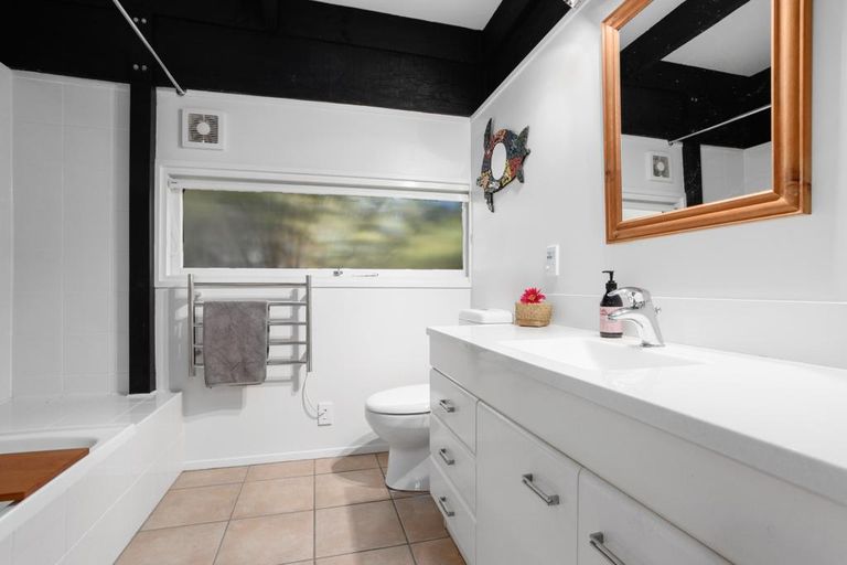 Photo of property in 34 Hollywood Avenue, Titirangi, Auckland, 0604