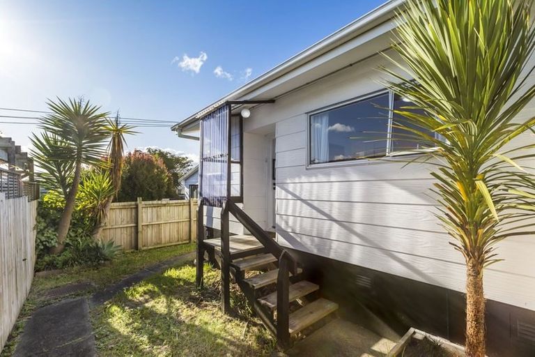 Photo of property in 2/49 Tramway Road, Beach Haven, Auckland, 0626