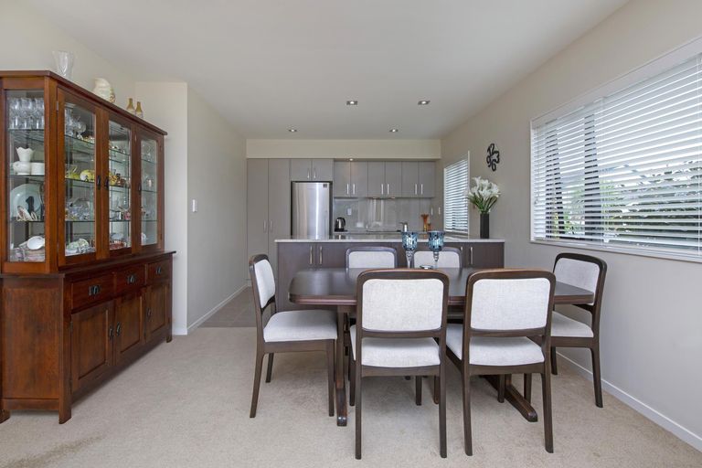 Photo of property in 50 Royalle Mews, Botany Downs, Auckland, 2010