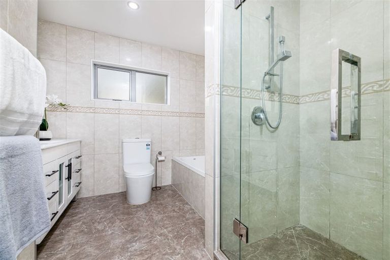 Photo of property in 17 Midhurst Avenue, Henderson, Auckland, 0612