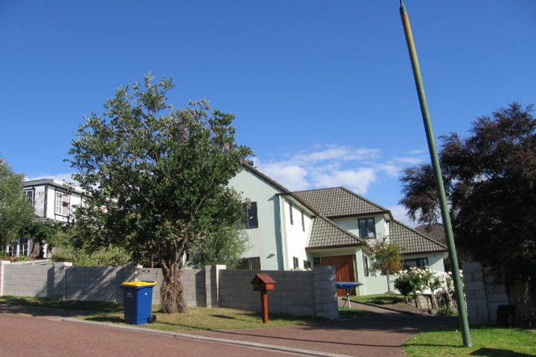 Photo of property in 13 Tyrico Close, Unsworth Heights, Auckland, 0632