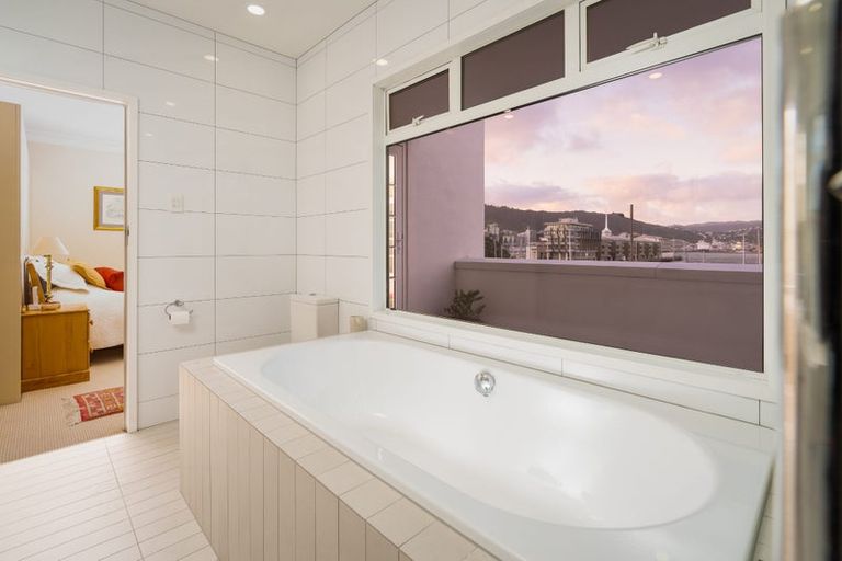 Photo of property in 90 Oriental Parade, Oriental Bay, Wellington, 6011