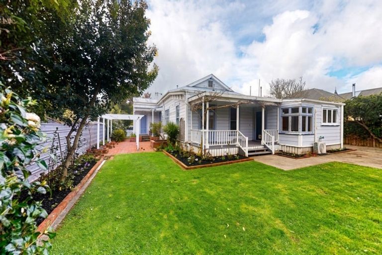 Photo of property in 140 Russell Street, Palmerston North, 4414