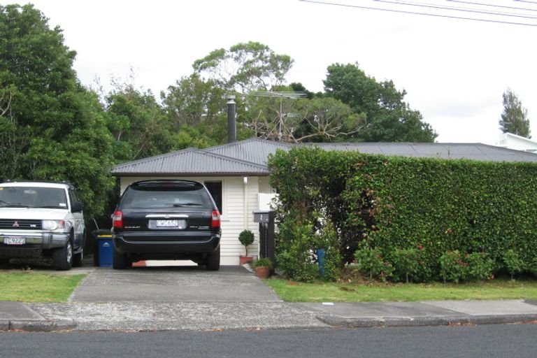 Photo of property in 1/2 Selwyn Crescent, Forrest Hill, Auckland, 0620