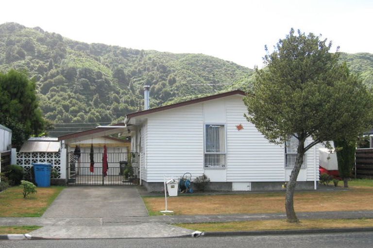 Photo of property in 32 Omaha Grove, Totara Park, Upper Hutt, 5018
