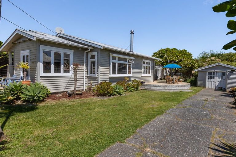 Photo of property in 20 Rauparaha Street, Waikanae Beach, Waikanae, 5036
