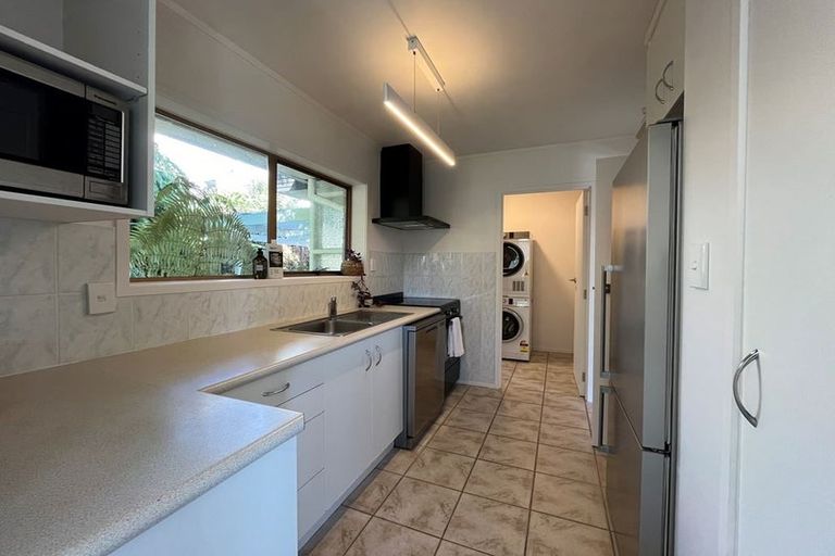 Photo of property in 2/16 Malters Place, Browns Bay, Auckland, 0630