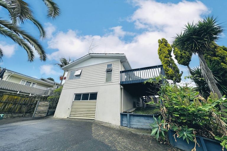 Photo of property in 10 Celeste Place, Totara Vale, Auckland, 0627