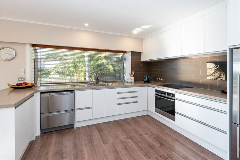 Photo of property in 17 Liston Crescent, Cockle Bay, Auckland, 2014