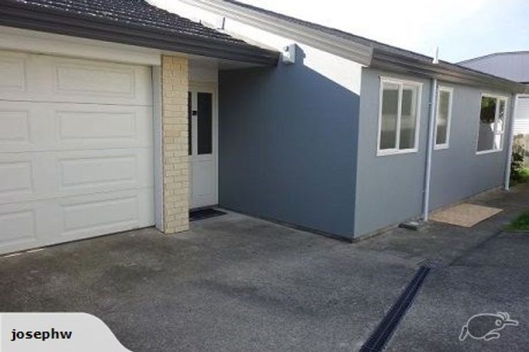 Photo of property in 6b Kinapori Terrace, Newlands, Wellington, 6037