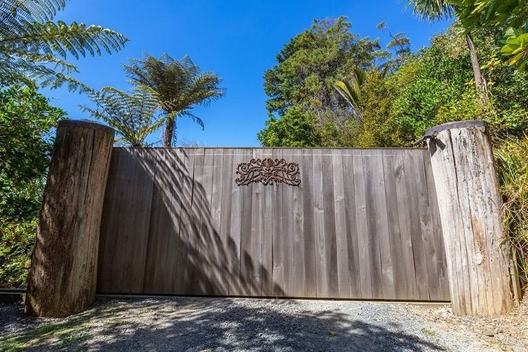 Photo of property in 142 Wade River Road, Wade Heads, Whangaparaoa, 0932