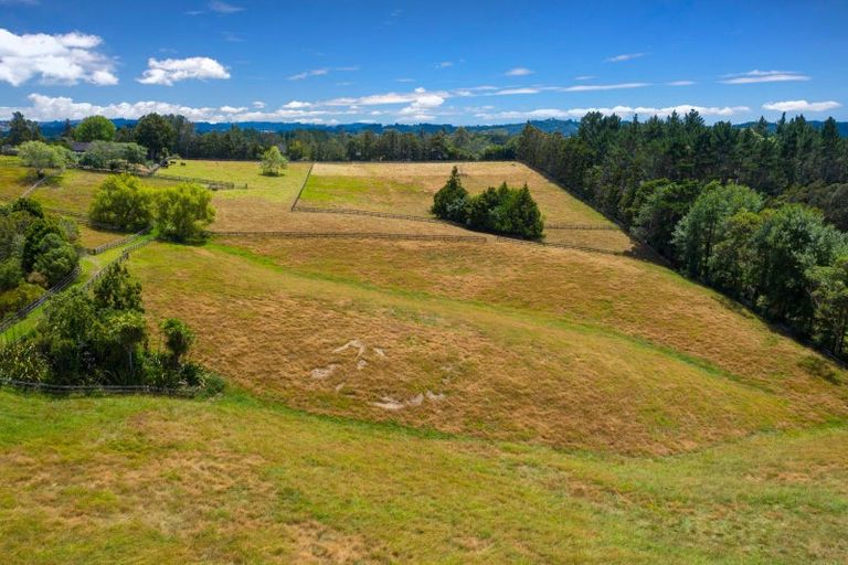 Photo of property in 11 Tawa Road, Kumeu, 0891