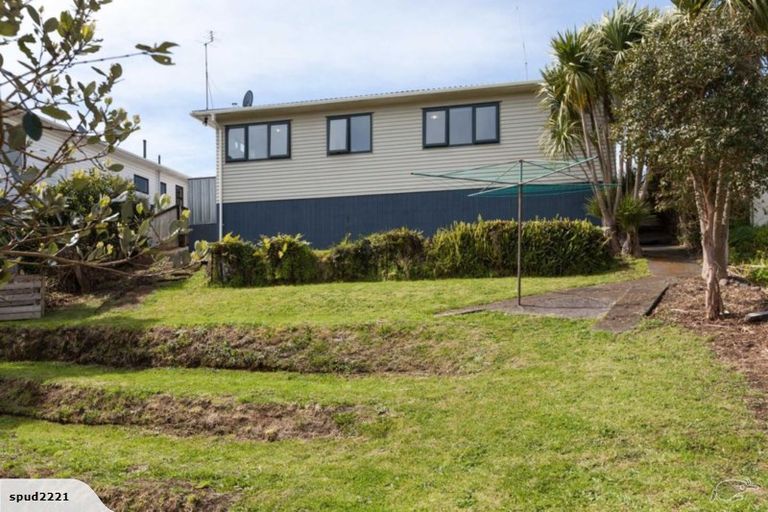 Photo of property in 17 York Crescent, Westown, New Plymouth, 4310