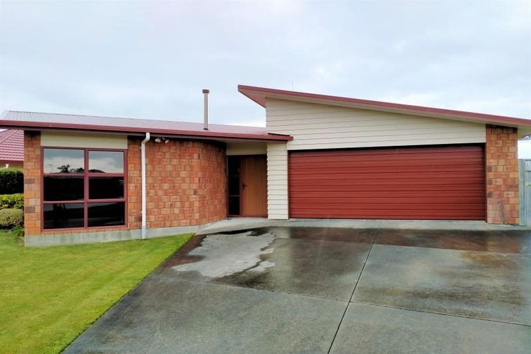 Photo of property in 52 Geneva Terrace, Kelvin Grove, Palmerston North, 4414