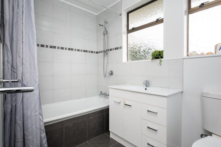 Photo of property in 76 Atherfold Crescent, Greenmeadows, Napier, 4112