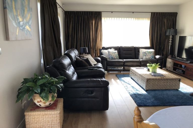 Photo of property in 5 Twin Parks Rise, Papakura, 2110