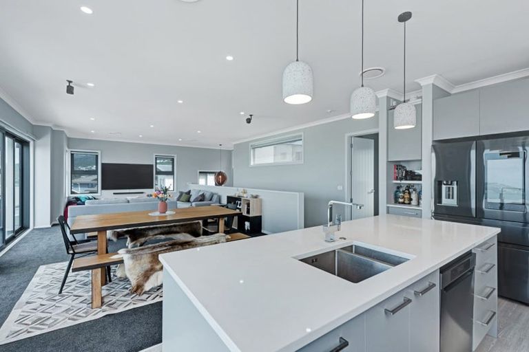 Photo of property in 5 Cessna Way, Newlands, Wellington, 6037