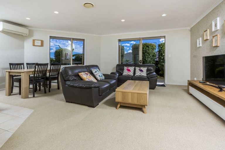 Photo of property in 5 Sunvista Avenue, Oteha, Auckland, 0632