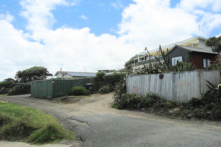 Photo of property in 28 Waitea Road, Muriwai, Waimauku, 0881