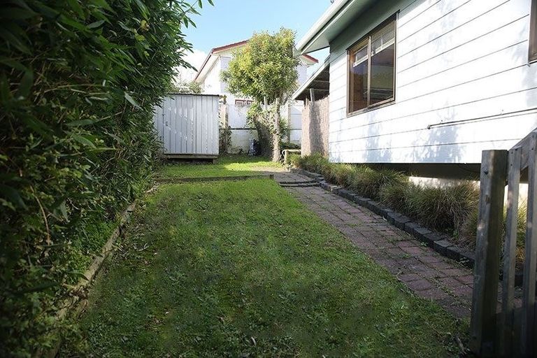 Photo of property in 2/85 Awaruku Road, Torbay, Auckland, 0630