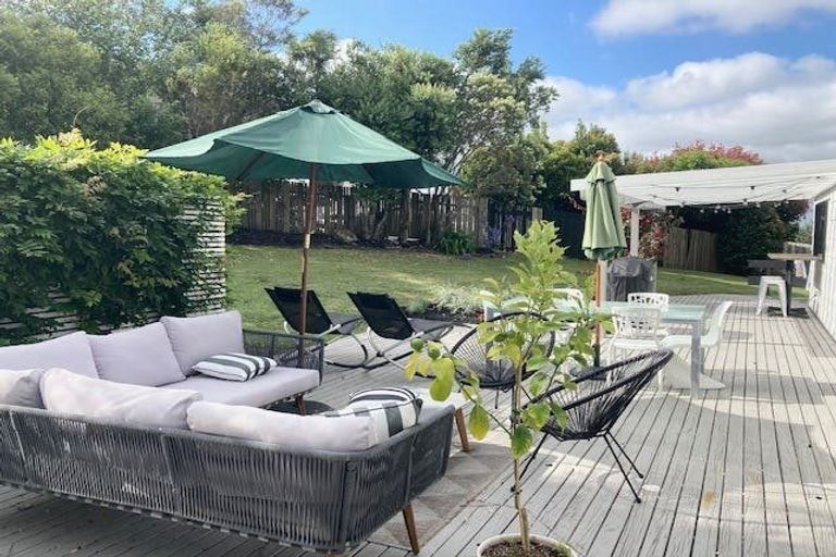 Photo of property in 8 Forsythe Place, Massey, Auckland, 0614