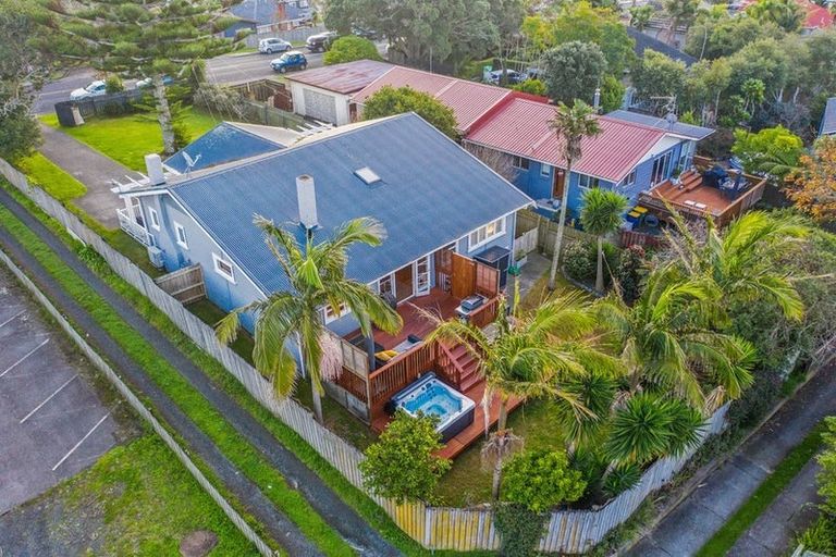 Photo of property in 35 Birkdale Road, Birkdale, Auckland, 0626