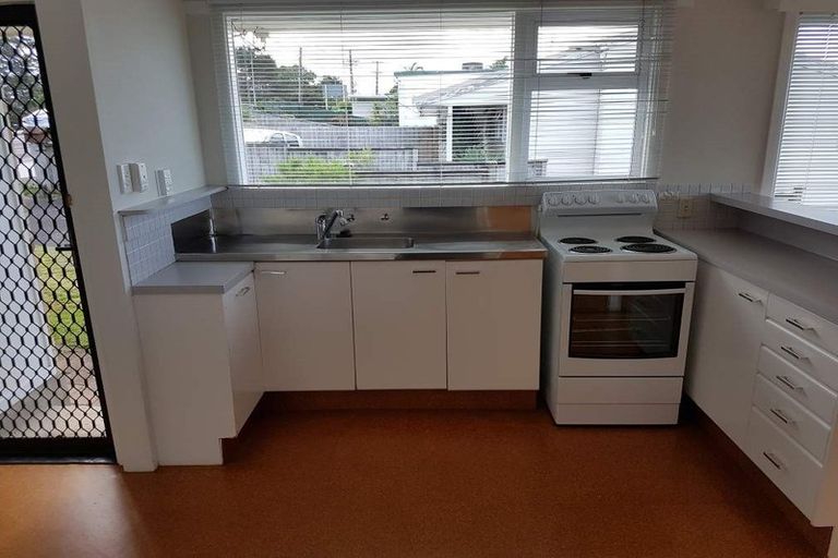 Photo of property in 1/177 Glenfield Road, Hillcrest, Auckland, 0627