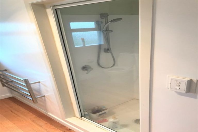 Photo of property in 9 Covil Avenue, Te Atatu South, Auckland, 0610