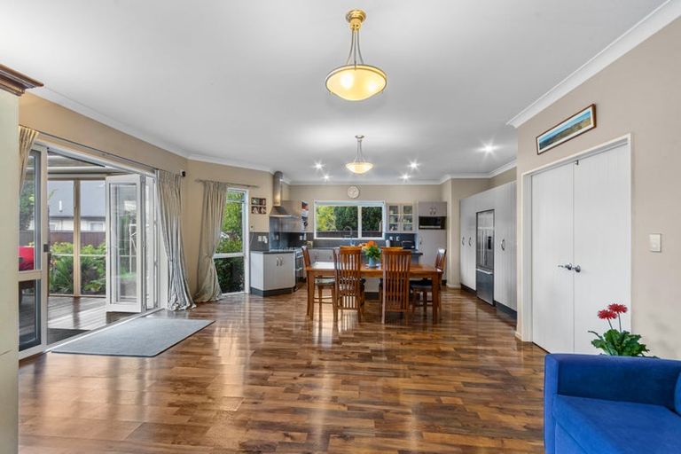 Photo of property in 137 Centaurus Road, Saint Martins, Christchurch, 8022