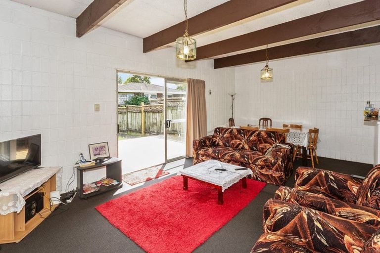 Photo of property in 2/21 Reynella Drive, Massey, Auckland, 0614