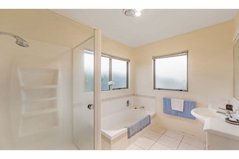 Photo of property in 2/115 Arran Road, Browns Bay, Auckland, 0630