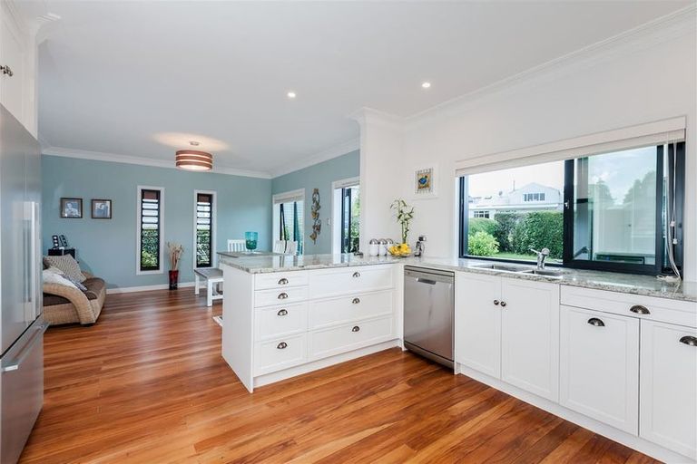 Photo of property in 11 Lake Pupuke Drive, Takapuna, Auckland, 0622