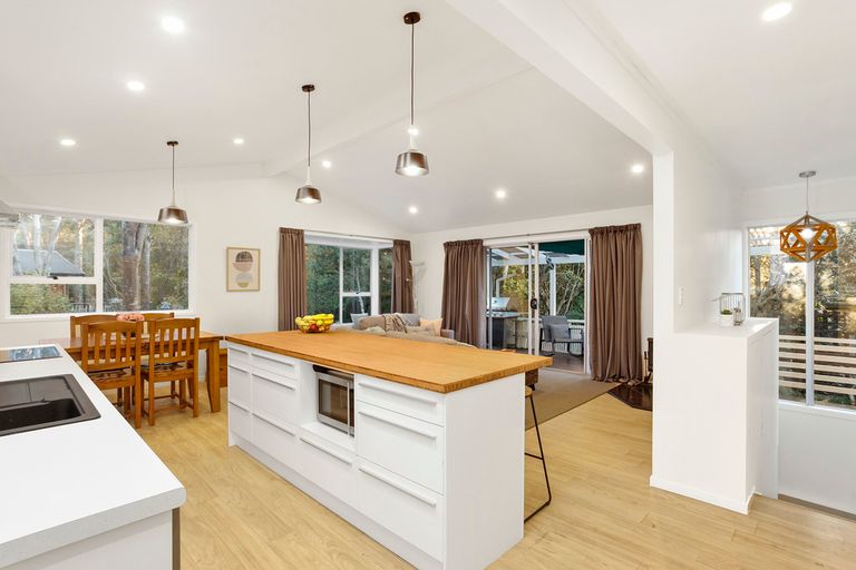 Photo of property in 49 Onedin Place, Titirangi, Auckland, 0604